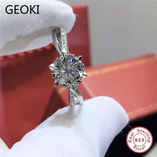 Geoki 925 Sterling Silver Passed Diamond Test 1 Ct Perfect Cut D Color VVS1 Moissanite Ring Luxury Jewelry Anniversary Gift