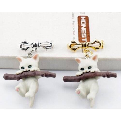 Cat Bite Branch Lapel Pin Cute Animal Cat Brooches for Bag Clothes Coat Sweater Winter Lapel Jewelry Gift Kids Friends