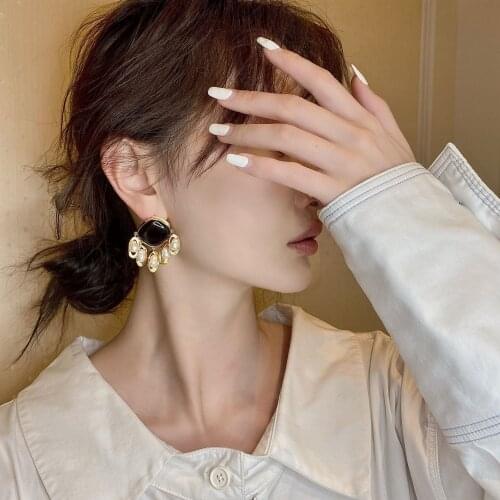 French retro European and American fashion black square resin baroque pearl exaggerated earrings womens jewelry