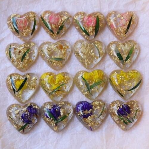 New style 50pcs/lot color Natural flowers core cartoon hearts shape flatback resin beads diy jewelry earring/hair accessory