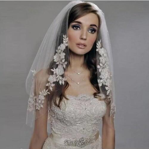 2021 Short White Bridal Veils With Comb Double Layer Lace Flower Appliques Edge Pearls Bride Veil For Wedding Dress Good Quality