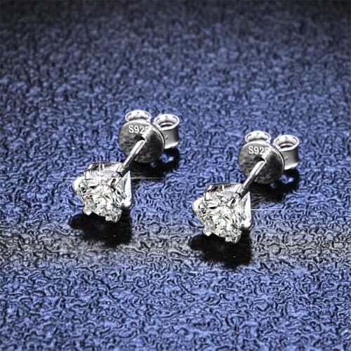 Classic 4 Prong Silver Platinum Plated Total 1 Carat Excellent Cut Diamond Test Passed Round D Color Moissanite Stud Earrings