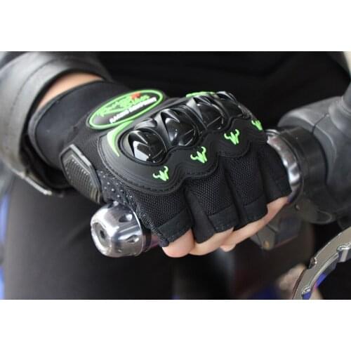 Gloves racing riders are equipped with half-finger anti-fall gloves for riding off-road vehicles and motorcycle racing