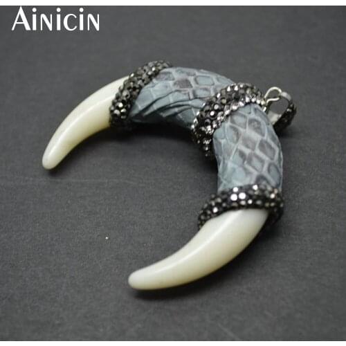 High Quality Resin Moon Shape Pendants Gray Snake Skin Surround and Rhinestone Paved Fashion Women Jewelry 5pcs