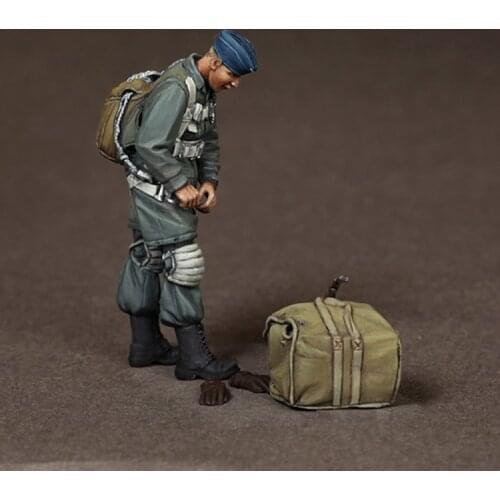 1/35 Paratrooper Preparing To Take Off Resin Soldier Model 580