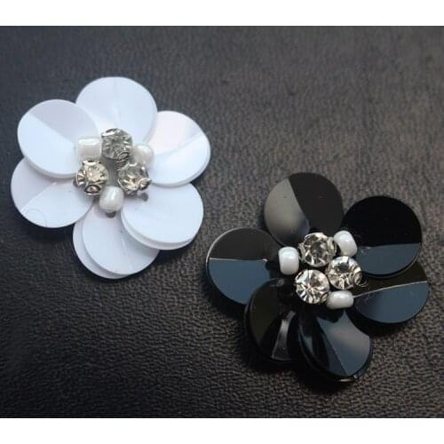 20Pcs/lot Beautiful black/white six floral sequins flowers beades flowers fashion mini cloth patch patch decoration A1133