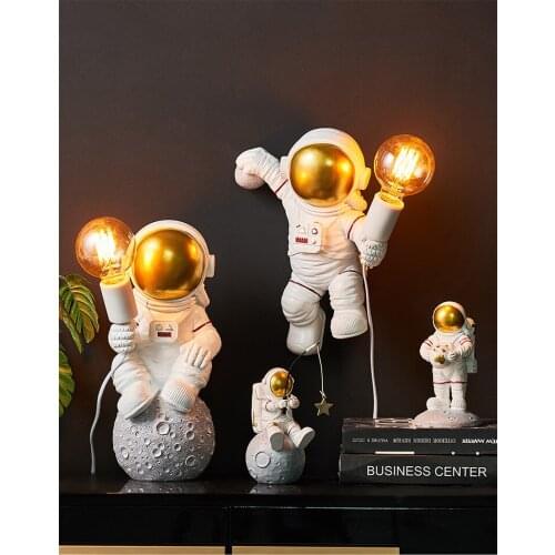 Astronaut Wall Lamp Personality Iron man Wall lamp Simple Restaurant Living room Bedroom Bedside lamp Aisle Corridor Stairs