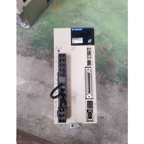 SGD7S-5R5A20A servo driver , used in good condition . 80% appearance new , good working , free shipping