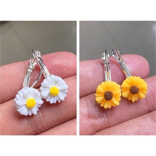 2Pair / SET Ladies Classic White Daisy Lever Back Earrings Korean Holiday Earrings A Summer Gift for Girls