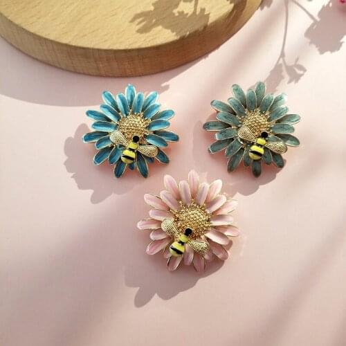 New Bee Honey Brooch Temperament Pastoral Color Small Daisy Bee Animal Brooch Fashion Backpack Badge Daisy Bee Animal Brooch