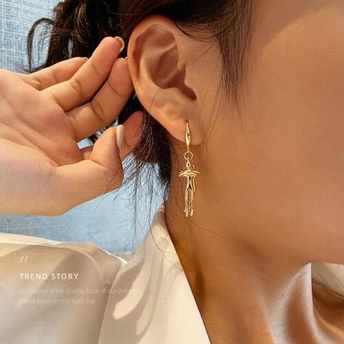 Trend Woman Hanging Earrings Exaggerated Stereoscopic Two People Hugging Vintage Long Pendant Accessories Women Earring Jewelry