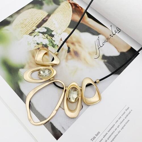 2020 New Arrival Women Pendant Necklaces All-match Elegant Alloy Crystal Necklace Exaggerated Clavicle Chain Accessories