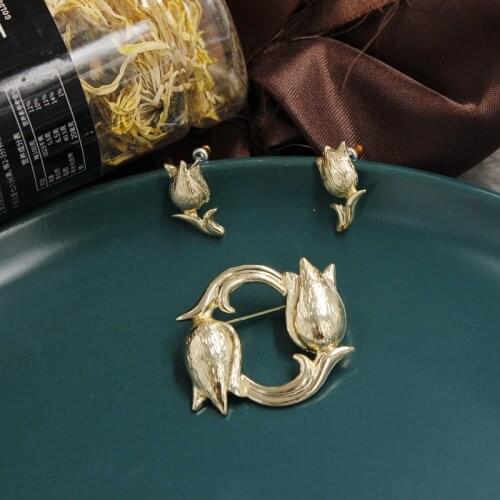 New Retro Court Baroque Hollow Out Alloy Simple Gold Drawing Flower Brooch Womens Clothing Accessories XZ0540