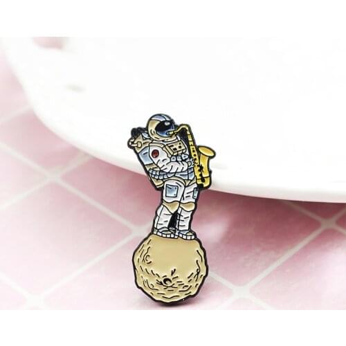 Music loving astronaut Enamel Brooch Saxophone player Musician Lapel Pin Moon star Custom badge jackets pins Concert jewelrygift