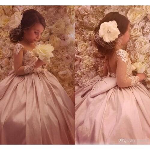 2021 Cute Flower Girls Dresses For Wedding Kids Lace Bow Beaded Ball Gowns Long Sleeves Sheer Neck Communion Pageant Robes De Fê