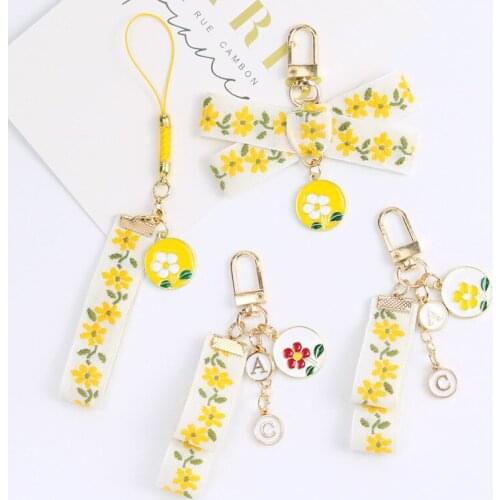 Retro Painting Yellow Flower Keychain Girls Backpack Cloth Pendant Lovely Alphabet Keyring Charms Airpods Jewelry Cute Bag Gifts