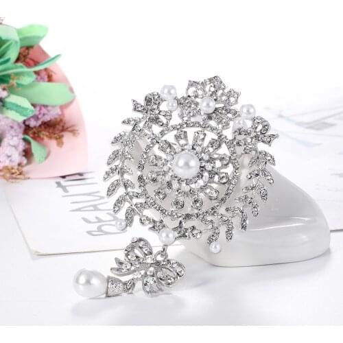 New European And American Palace Style Retro Brooch For Woman Exaggerated Temperament Rhinestone Pearl Bow Corsage