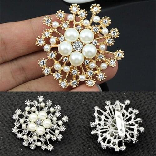 2021 Fashion Imitation Pearl Rhinestone Flower Bouquet Gold Brooch Pin For Women Valentines Day Gift