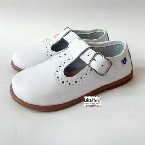 Boy shoes in white leather, teddy bear by Conguitos