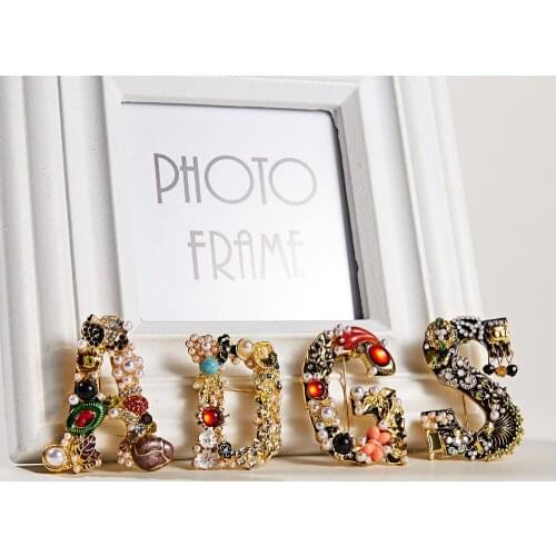 QIDIAN Baroque Luxury Pearl Rhinestone Alphabet Brooch Painting Oil Flower Brooch Pin Design Good Gift