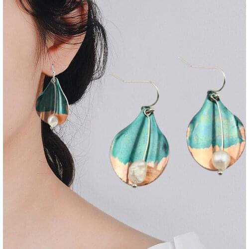 2021 1 Pair Of Vintage Earrings Alloy Casual Gradient Color Earrings Fashion Pearl Ear Jewellery For Women Girls