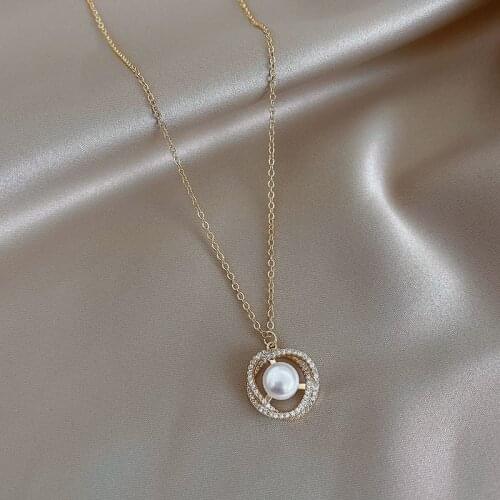 2021 New Fashion Shiny Crystal Fresh Pendant Necklaces Contracted Hollow Metal Flowers Fine Pearl Women Short Necklace Jewelry