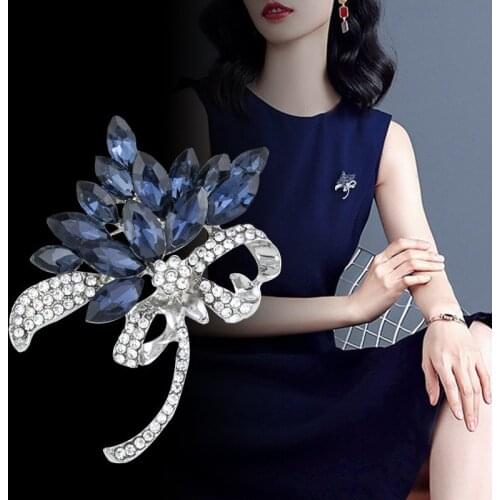 MOGAKU High Quality Women Flower Brooches Elegant Fashion Glass Crystal Jewelry Pins Ladies Blue Red White Clothes Accessories