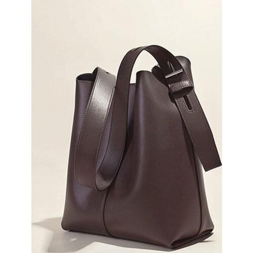 Fashion, leisure, light and versatile one-shoulder messenger portable soft cowhide large capacity commuter tote bag