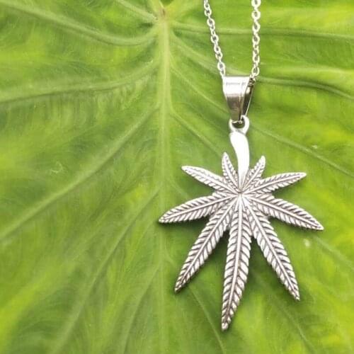 New product/ 1 piece/Maple Leaf 3D stainless steel pendant sweater long necklace fashion gift, good luck