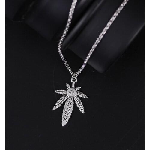 Korean Version Of Retro Bird Print Maple Leaf Necklace Men And Women Pendant Choker Fashion Couple Express Love Jewelry Gift