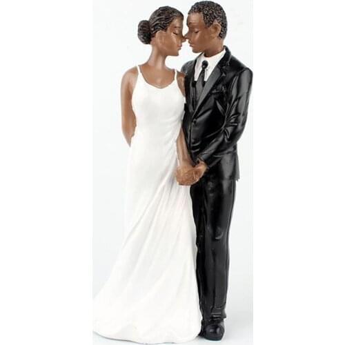 The bride And Groom Hugged In Hand Wedding Props Cake Topper Home Decor High Grade Resin Figurine Craft Gift Party Cake Stand