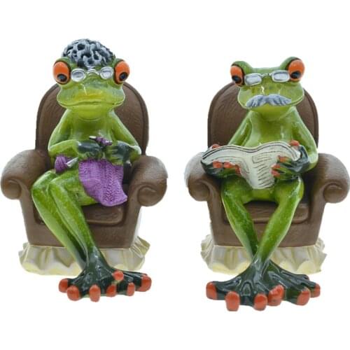 2Pcs/Set Modern Resin Old Couple Frog Sitting On Sofa Statue Living Room Decoration Mini Fashion Animal Figurines Action Figures