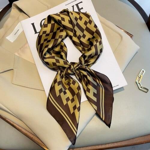 2021 Luxury Korean Square Towel Autumn Dot Print Silk Scarves Female Popular Dustproof Kerchief Fashion 70X70CM Sunscreen Shawls