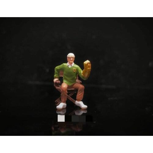 1/64 Scale Resin Die-cast Old Grandpa Wearing Gloves Car Scene Doll Model Scene Layout Collection Decoration Toys