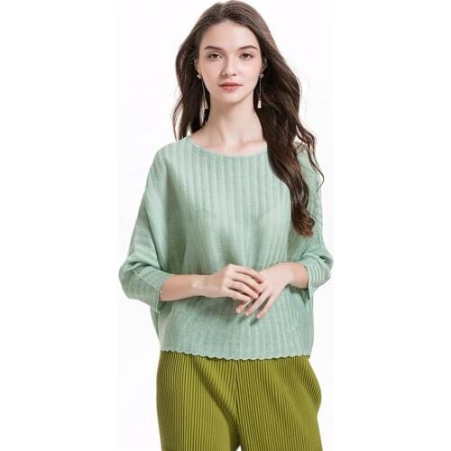 New Corrugated Tshirt with Round Collar and Bat Sleeve Miyake Pleated Tshirt