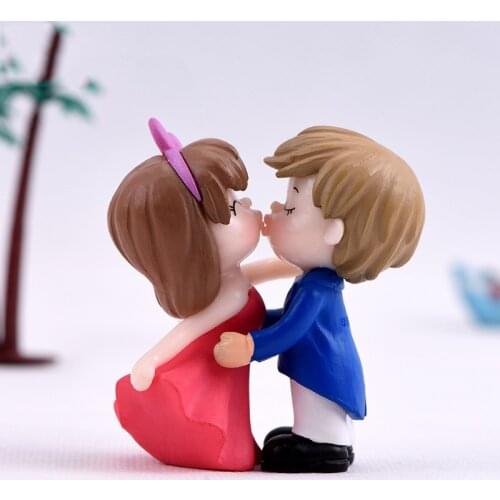 4Pcs Cartoon Kiss Lovers Action Figures Toys Mini Figures Miniatures Fairy Garden Decoration Moss Terrarium Micro Landscape