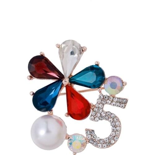 2017 New Arrival Fashion Number 5 and Crystal Flower Brooch Pins with Imitation Pearl for Lady or Monthers Day Gifts