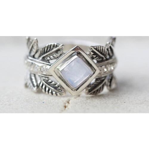 European and American Vintage ring moon stone pop retro ring lady girl statement moonstone ring 2019 party gift