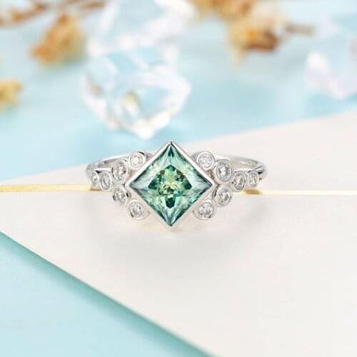 Veryins 18K White Gold Center 1ct Green Princess Cut Moissanite Engagement Ring