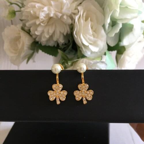 Simple and versatile clover crystal pearl earrings