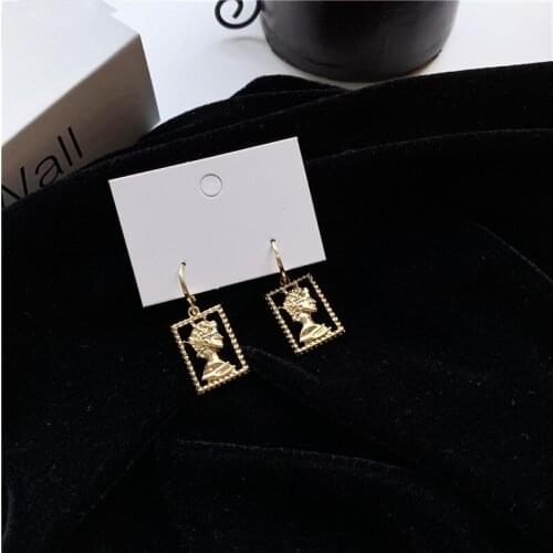 Vintage Hollow Metal Square Portrait Inlaid Stitching Drop Earrings Classic King Avatar Pendent Earrings for Women Girls Jewelry