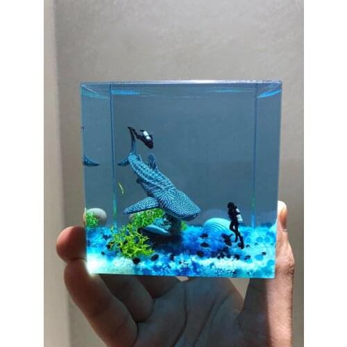Hand-made whale shark diver Crystal Qitan Ocean Hall resin pieces SIZE:8*8*8CM