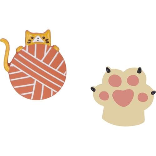 Japanese Cute Cat Playing with Thread Ball No Hole Earring Lacquer Asymmetric Simple Cat Paw Ear Clip Earrings Without Piercing