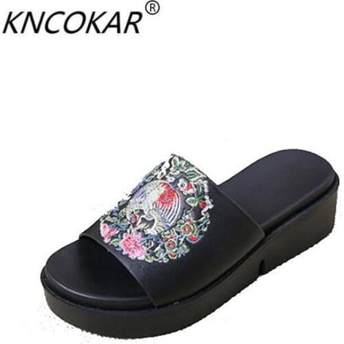 KNCOKAR 2018New style womens national style fashion with comfortable embroidery thick bottom muffin and fish mouth cool slipper