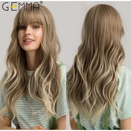 GEMMA Long Wavy Synthetic Wigs with Bangs Ombre Light Ash Brown Blonde Wig for Women Cosplay Daily Party High Temperature Fiber