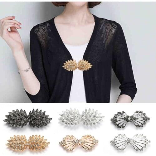 One Pair Cape Cloak Clasp Feather Heart Cheongsam Buckle Brooches Sweater Buttons Clothing Pins Shiny Crystal Cardigan Clip