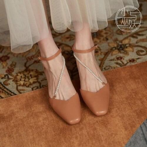 2021 Summer New Womens Pumps String Bead Ankle Buckle Small Square Head Shoes Side Hollow Soft Genuine Leather Female Shoes