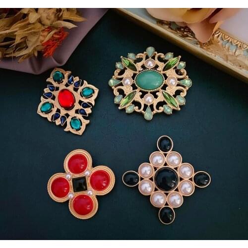 2020 Limited Hot Sale Figure Brooches Vintage Western Antique Jewelry Matte Palace Culture Temperament Brooch Baroque Color Pin