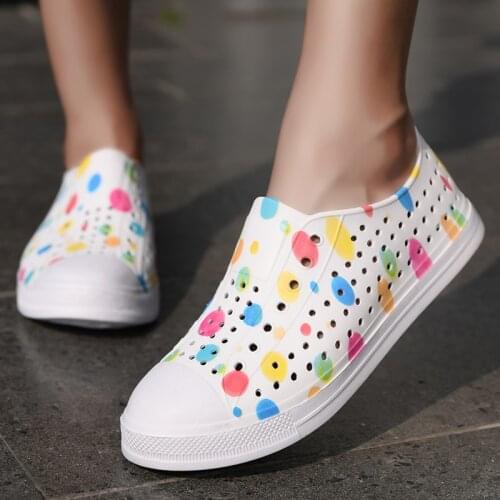 Hot Sale rainbow Cute Summer Sandals Women Beach Sandals Non Slip Comfortable Lightweight Outdoor Sandals Woman zuecos de mujer