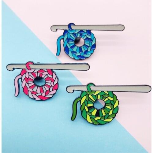 Cartoon Fun Yarn Knitted Sweater Colored Round Enamel Brooch Custom Alloy Badge Cowboy Clothes Bag Pin Accessories Woman Jewelry